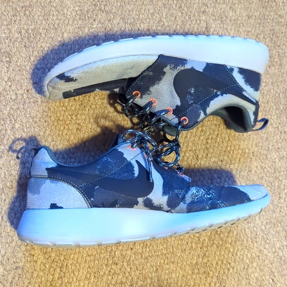Nike Womens Sz 7.5 M Roshe Run Gray Camo Running Shoes Sneakers 599432-400 - Picture 3 of 7